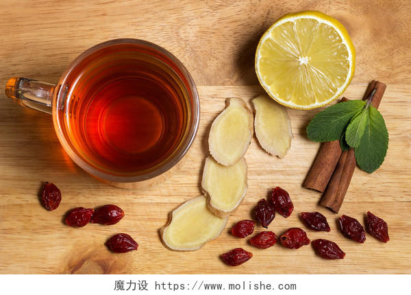 木板上的薄荷、 柠檬和小杯健康生姜茶